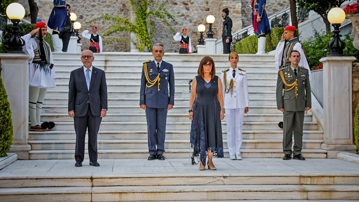 Υψηλοί συμβολισμοί στη φετινή δεξίωση για την αποκατάσταση της Δημοκρατίας - Προσκλήθηκαν η Μάγδα Φύσσα και η Σταυρούλα Αξαρλιάν 