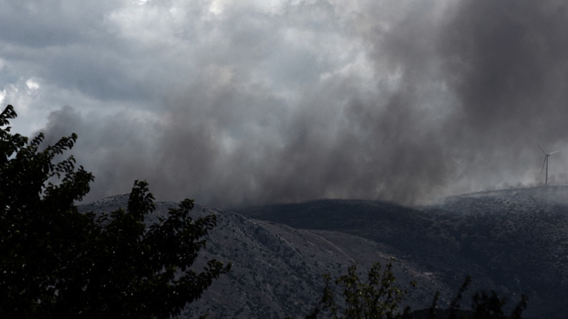 Συνεχίζεται η μάχη με τη φωτιά στο Αραχναίο Αργολίδας - Δείτε βίντεο και φωτογραφίες