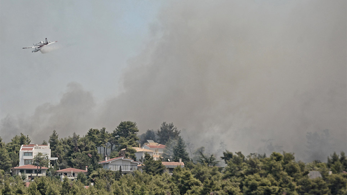 Επικίνδυνη φωτιά κοντά σε σπίτια στη Σταμάτα 