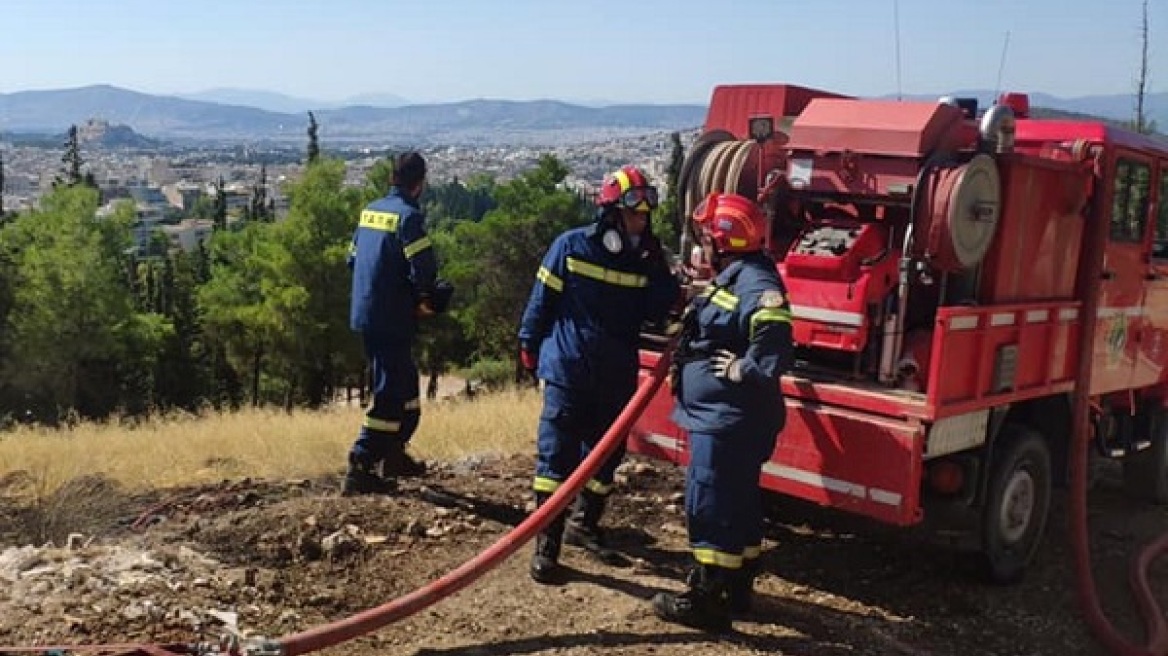 Φωτιά στο λόφο Αράπη στον Βύρωνα