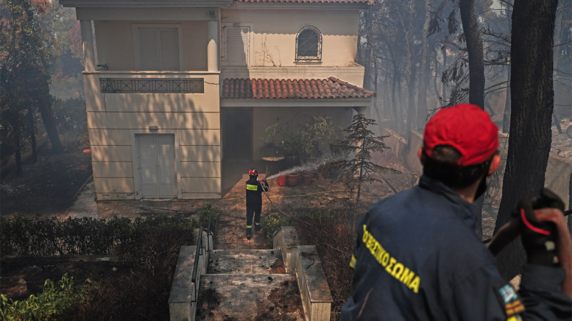 Φωτιά στη Σταμάτα: Είκοσι σπίτια καμένα ή με μεγάλες ζημιές 