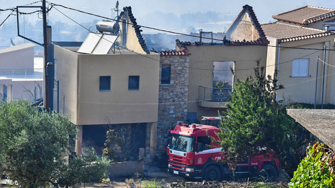 Μεγάλη φωτιά στην Πάτρα: Με εγκαύματα πολίτης - Στη Δροσιά το πύρινο μέτωπο - Κάηκαν σπίτια στο Άνω Σούλι