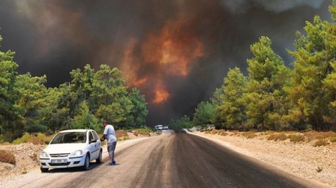 Συναγερμός στην Τουρκία: Μεγάλη φωτιά στην Αττάλεια 