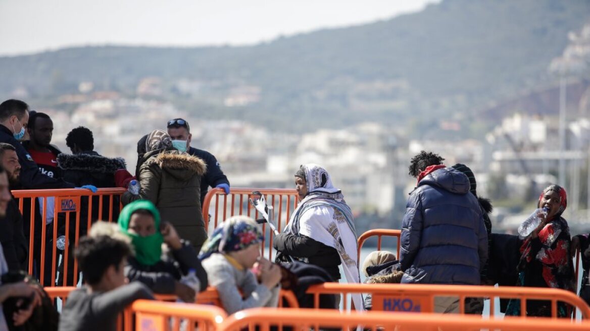 Κομισιόν: «Στηρίζουμε την επιστροφή των μεταναστών από τα ελληνικά νησιά στην Τουρκία»