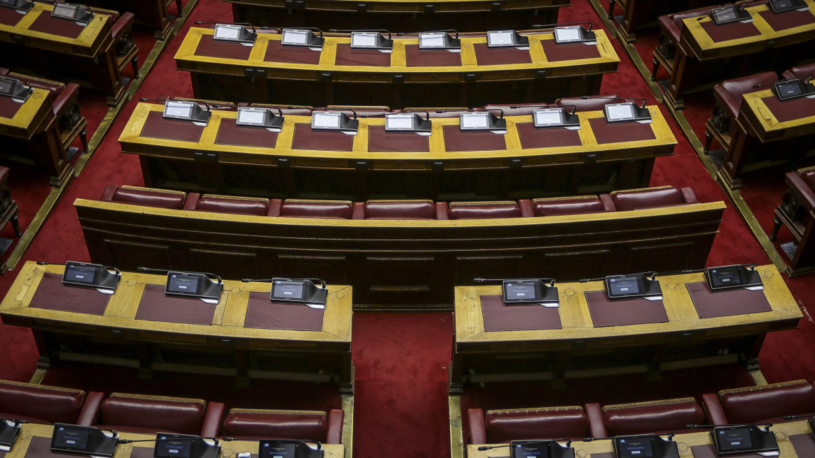 Τι απαντά ο πρόεδρος της επιτροπής για την αρχειοθέτηση των πόθεν έσχες των πολιτικών αρχηγών