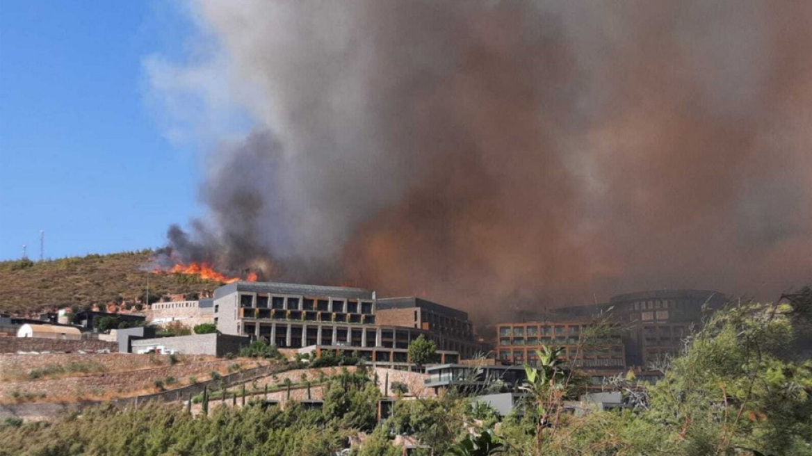 Φωτιά στην Αλικαρνασσό: Τουρίστες και κάτοικοι απομακρύνθηκαν από ξενοδοχεία και σπίτια