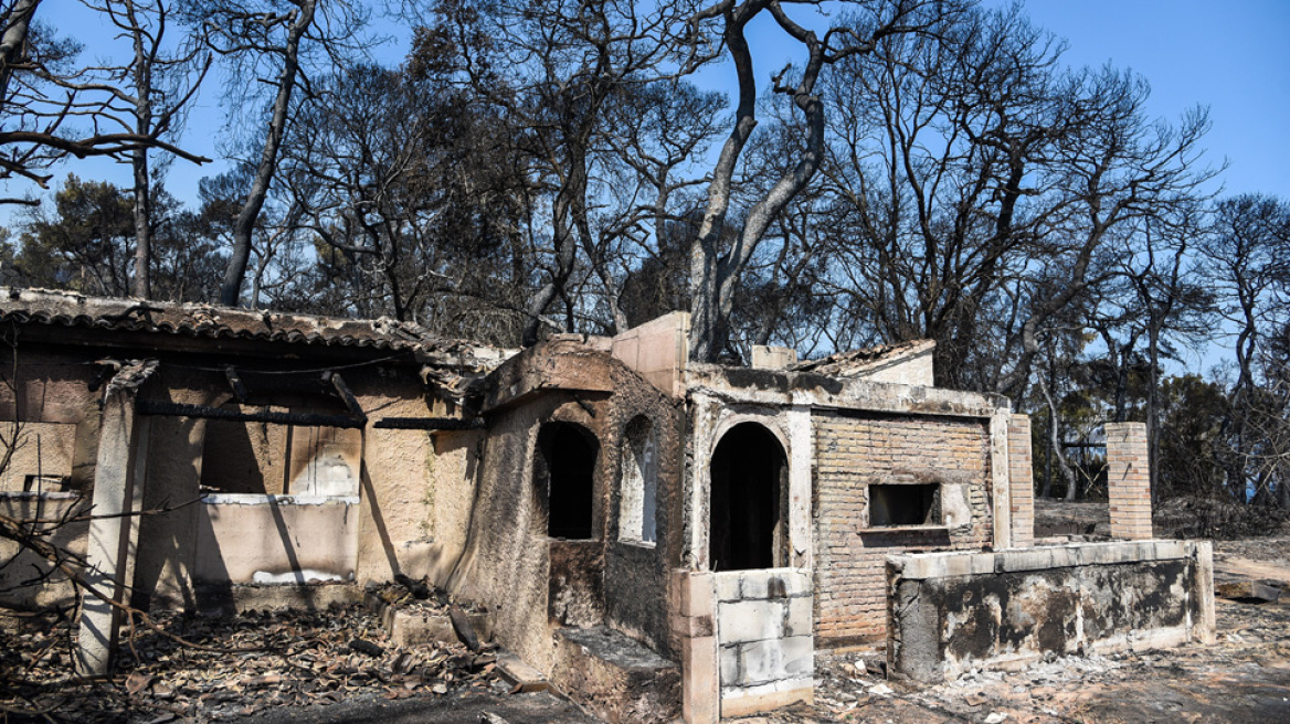 Φωτιά στην Αχαΐα: Εικόνα καταστροφής - Ανυπολόγιστες ζημιές σε σπίτια και καλλιέργειες (φωτογραφίες και βίντεο)