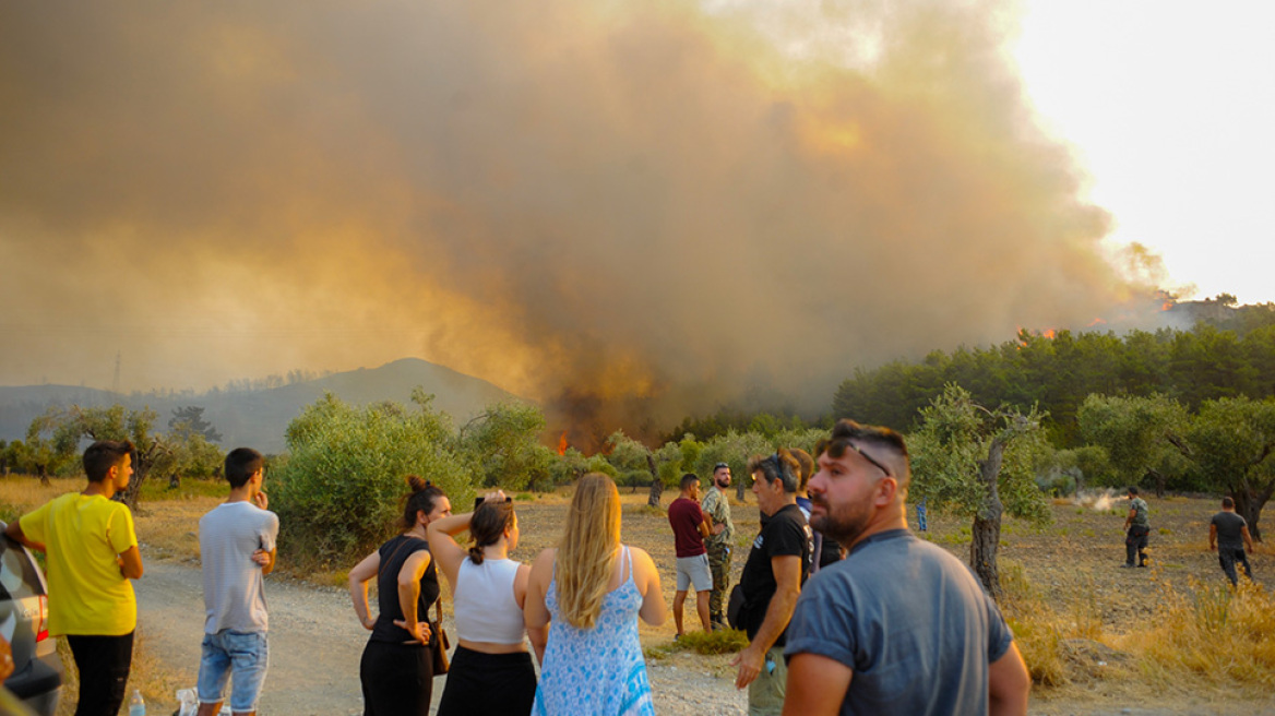 Ανεξέλεγκτη η φωτιά στη Ρόδο - Μήνυμα από το 112 στην Ψίνθο - Χωρίς ρεύμα μεγάλο μέρος του νησιού