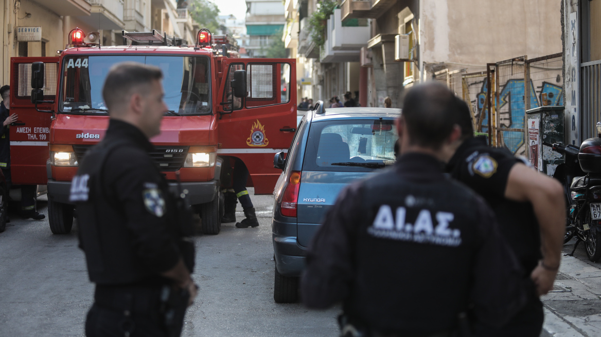 Φωτιά στα Πατήσια: Πιθανό ο ένας από τους δύο νεκρούς να εκσφενδονίστηκε από το διαμέρισμα λόγω έκρηξης