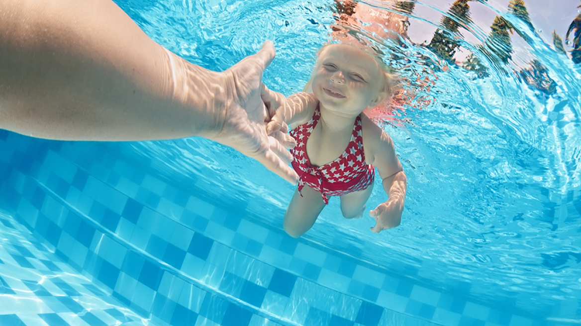 Baby Swimming: Όλα όσα πρέπει να γνωρίζετε για να είναι ωφέλιμο και ασφαλές