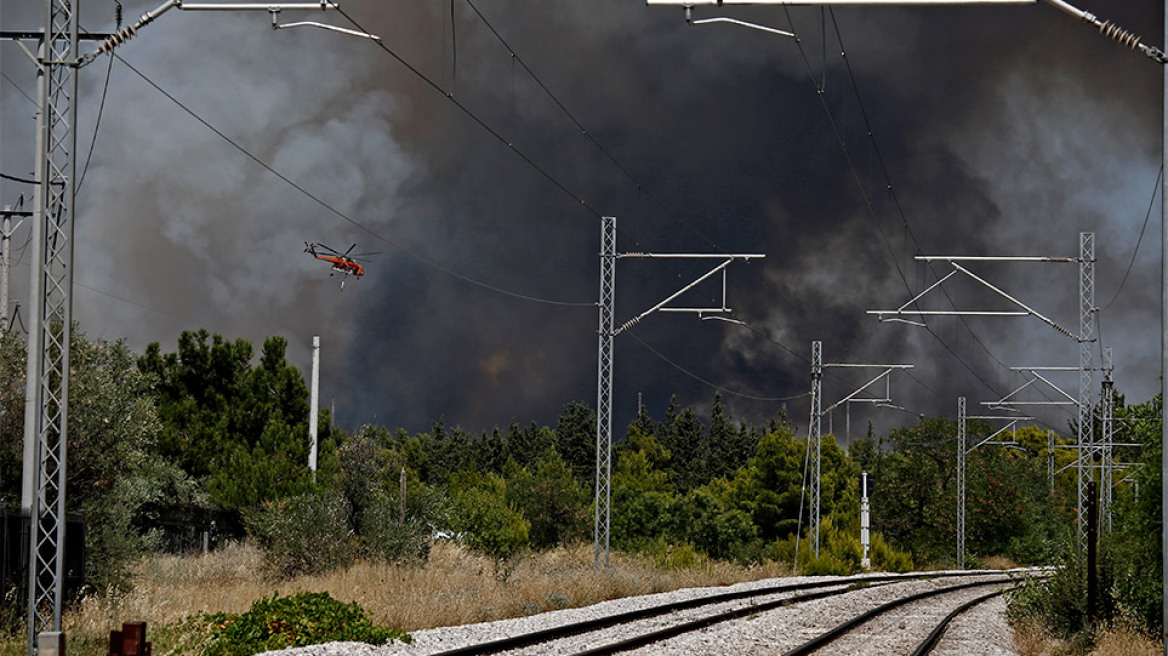 Φωτιά στη Βαρυμπόμπη -  Κινείται προς Βασιλικά Κτήματα - Ανοιγοκλείνει η εθνική οδός  - Δείτε live