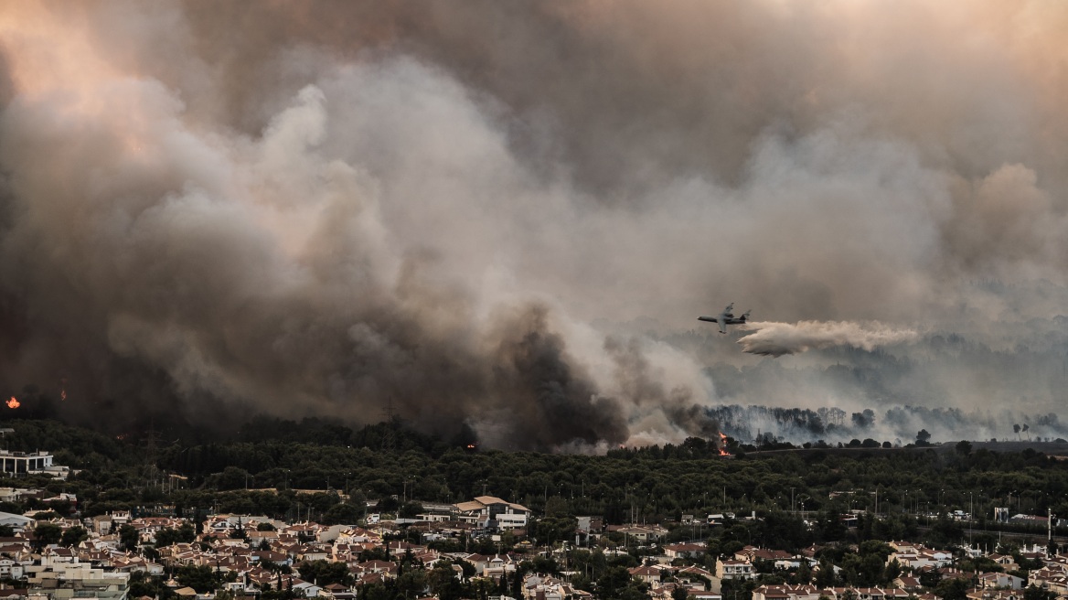 Φωτιά στη Βαρυμπόμπη: Ολική διακοπή κυκλοφορίας στο τμήμα Καπανδρίτι - Λυκόβρυση