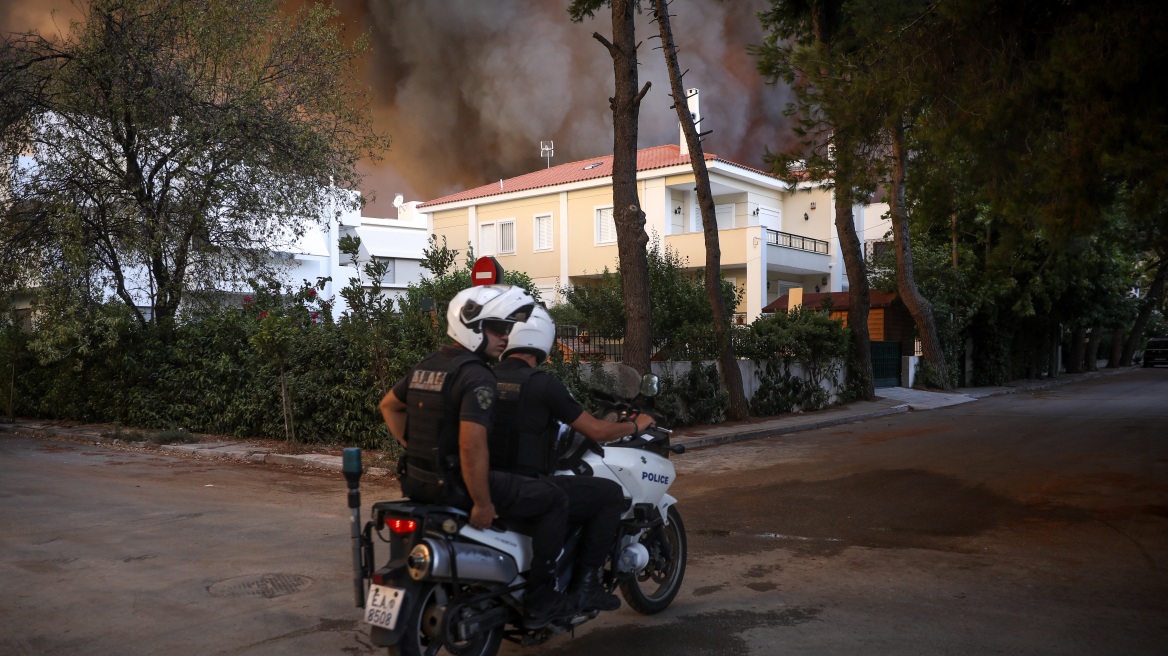 Φωτιά στη Βαρυμπόμπη: Συνεχείς περιπολίες της ΕΛΑΣ για να αποφευχθεί το πλιάτσικο στις εγκαταλελειμμένες οικίες