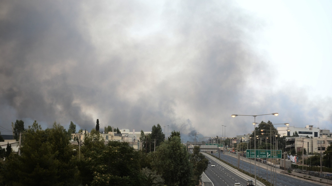 Φωτιά στη Βαρυμπόμπη: Άνοιξε η Εθνική Οδός και στα δύο ρεύματα κυκλοφορίας