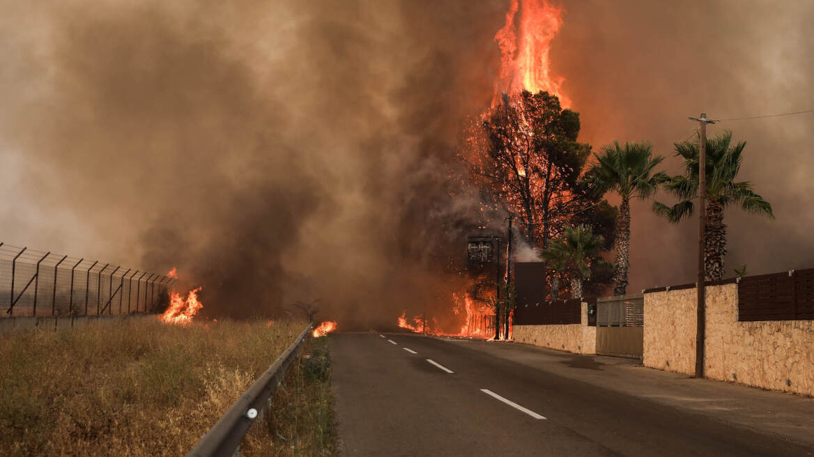 Εγκλωβισμένοι αστυνομικοί και πυροσβέστες στην Βαρυμπόμπη – Επιχείρηση διάσωσης με ελικόπτερα