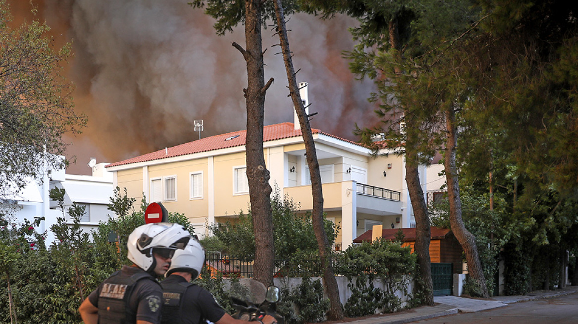 Φωτιά στη Βαρυμπόμπη: Έξι άτομα με αναπνευστικά προβλήματα και ένας πυροσβέστης στο νοσοκομείο