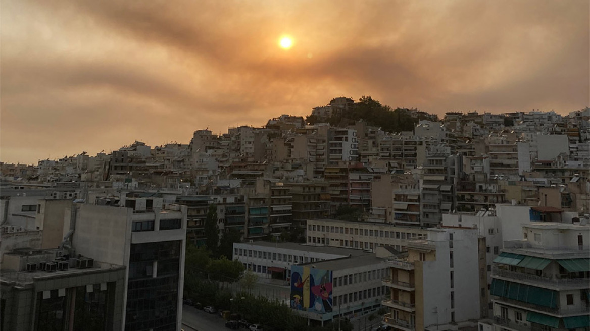 Σκέπασε τον ουρανό της Αθήνας ο καπνός από τη φωτιά στη Βαρυμπόμπη - Δείτε βίντεο και φωτογραφίες