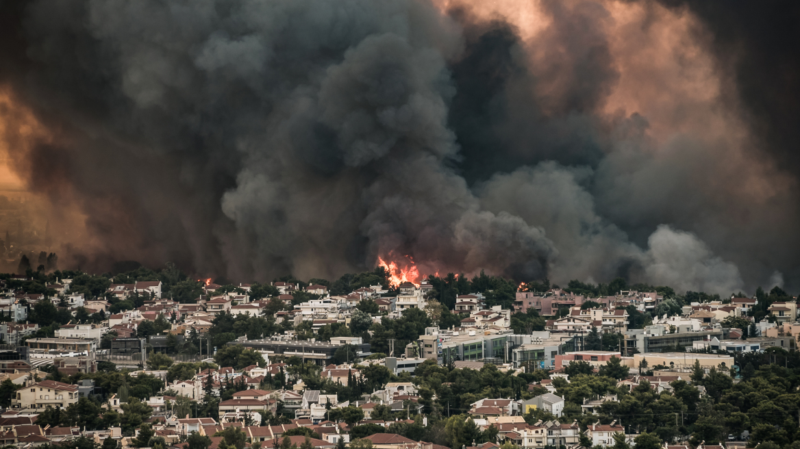 Meteo: Πώς η φωτιά στη Βαρυμπόμπη «εκτόξευσε» τη θερμοκρασία και δημιούργησε τον δικό της καιρό