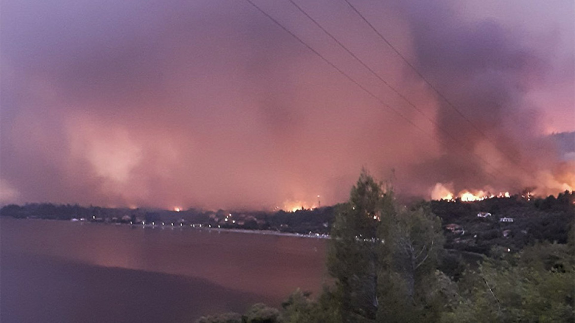 Φωτιά στην Εύβοια: Εφιαλτικές ώρες για τις Ροβιές - Καλούν κατοίκους και τουρίστες να πάνε στην παραλία - Δείτε βίντεο