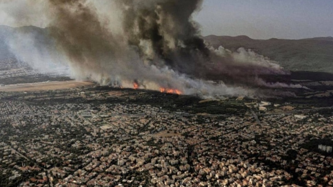 Φωτιά στη Βαρυμπόμπη: Δείτε τη viral φωτογραφία με το πύρινο «μανιτάρι» πάνω από την Αττική