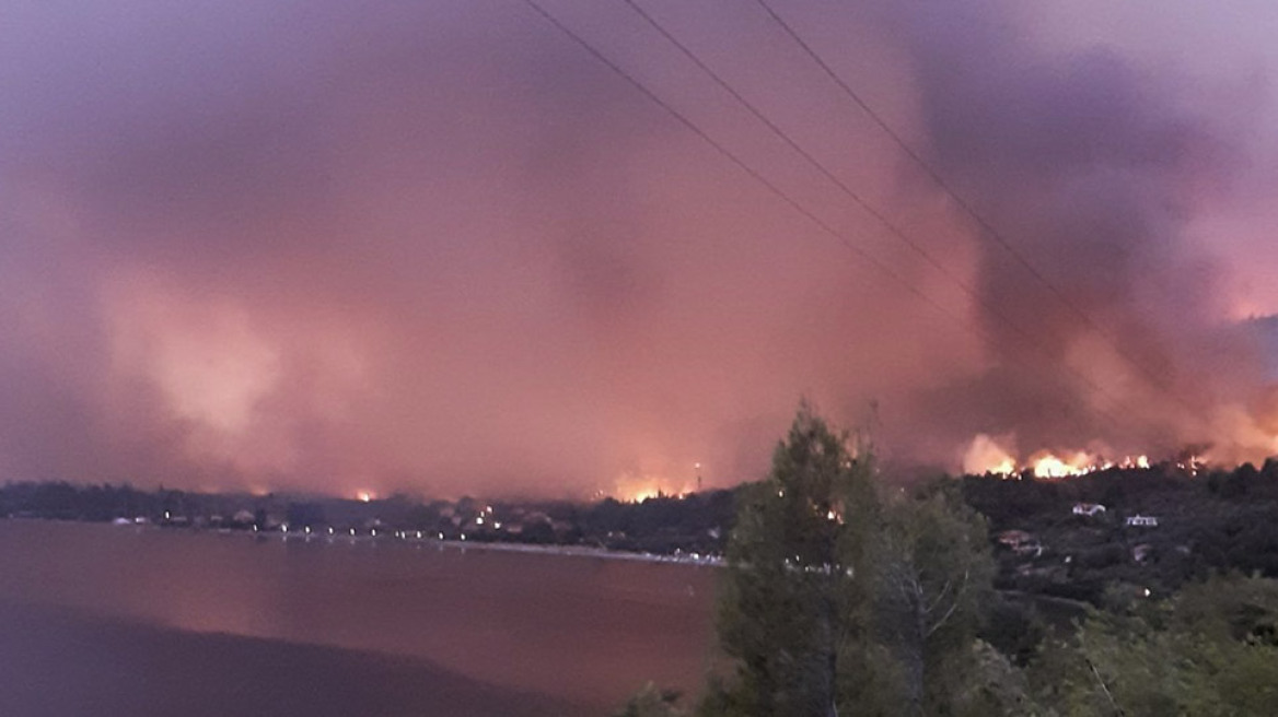 Φωτιά στην Εύβοια: Κατευθύνεται προς το μοναστήρι του Όσιου Δαβίδ - «Χρειαζόμαστε ενισχύσεις», λέει ο ηγούμενος Γαβριήλ