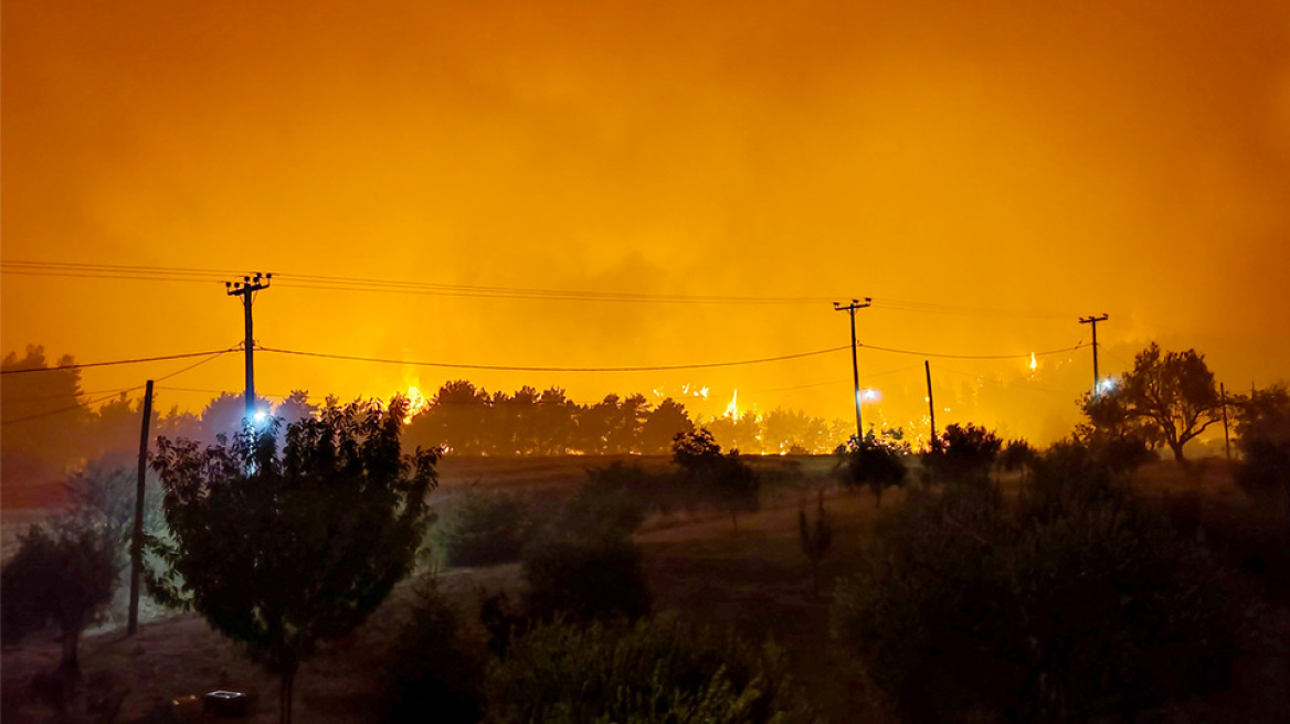 Νύχτα αγωνίας για την πύρινη λαίλαπα σε Αρχαία Ολυμπία, Βόρεια Εύβοια και Μεσσηνία 