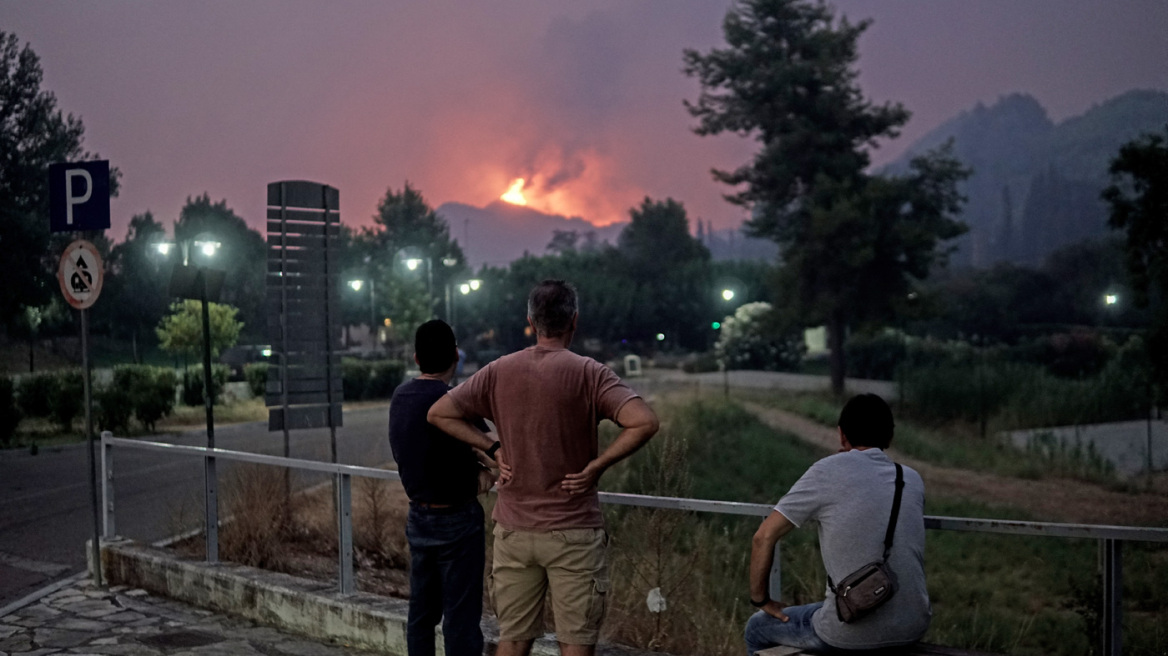 Φωτιές στην Πελοπόννησο: Στα νοσοκομεία με εγκαύματα και αναπνευστικά 20 πολίτες και τέσσερις πυροσβέστες