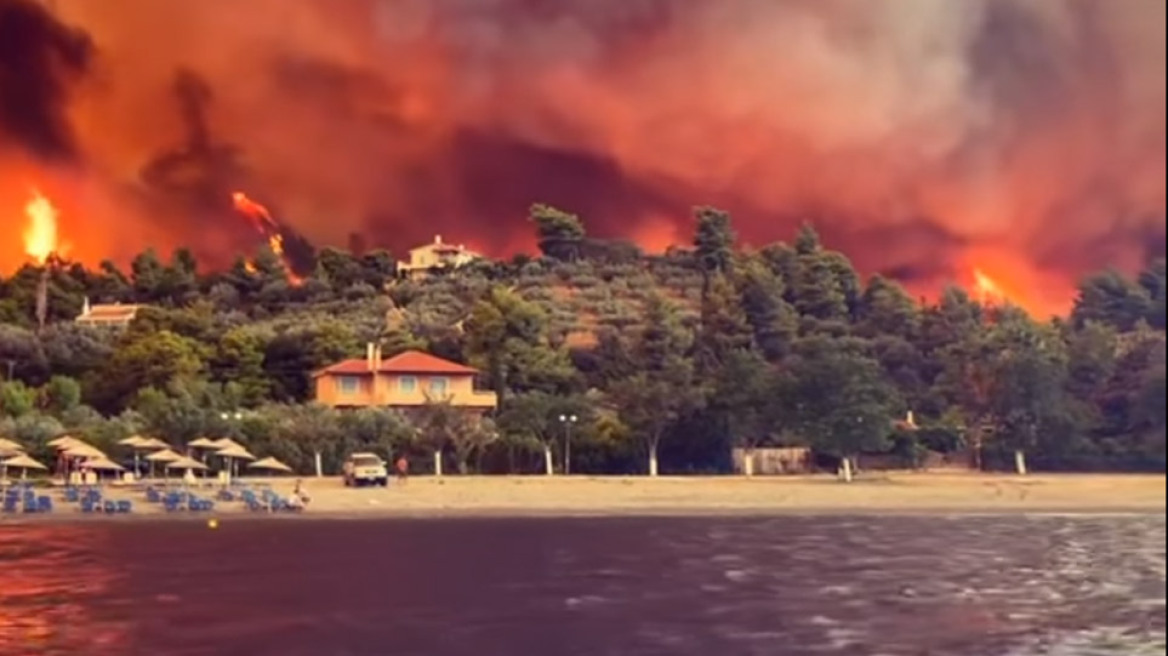 Φωτιά στην Εύβοια: Ανεξέλεγκτο το μέτωπο στις Ροβιές - Κάηκαν σπίτια - Απομάκρυναν κόσμο με πλοία