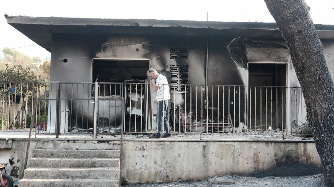 Φωτιά στη Βαρυμπόμπη: Μετρούν όσα έχασαν στις φλόγες οι κάτοικοι - Δείτε βίντεο και φωτογραφίες