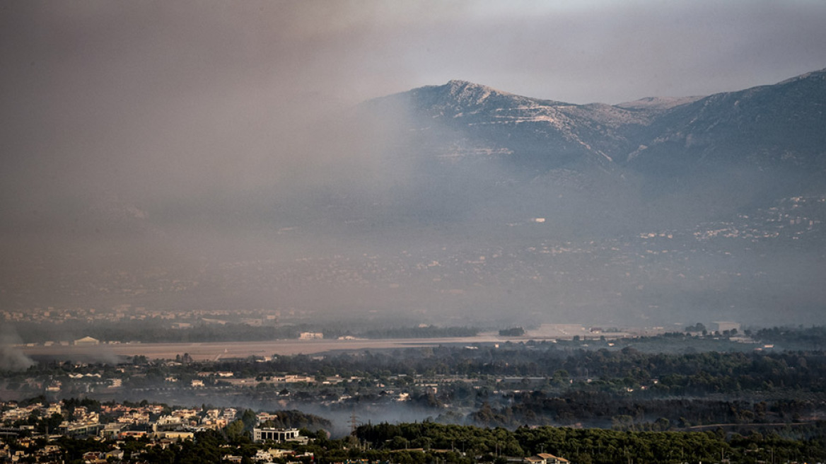 Φωτιά στη Βαρυμπόμπη: Ένα μέτωπο ενεργό - Κάηκαν 80 σπίτια - «Μάχη» από αέρος και γης για να οριοθετηθεί