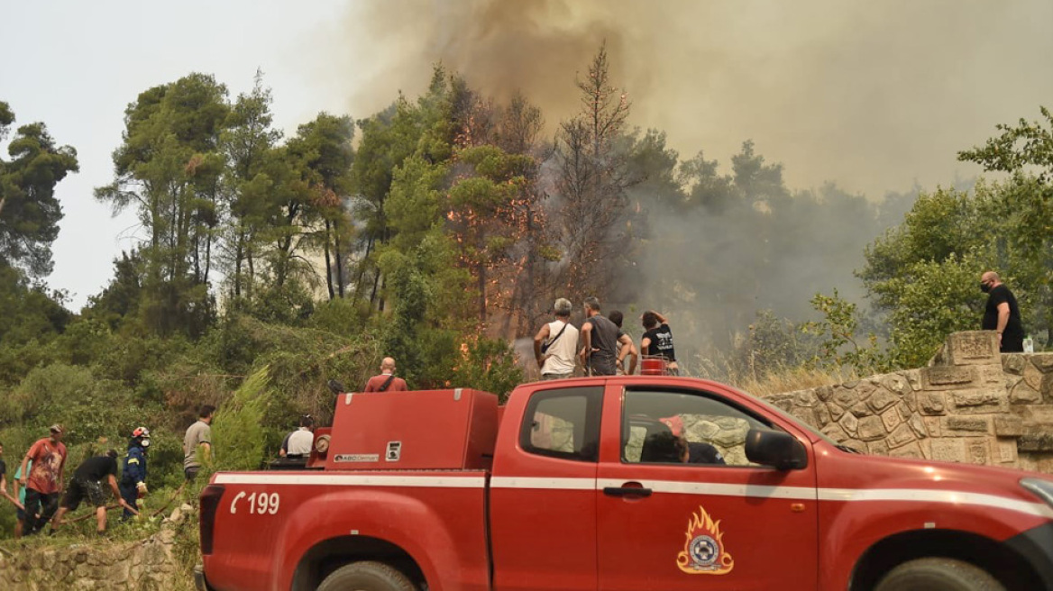 Σε πύρινο «κλοιό» η βόρεια Εύβοια: Μία ανάσα από τις Κεχριές οι φλόγες - Αγώνας να μην φτάσει η φωτιά στο Μαντούδι