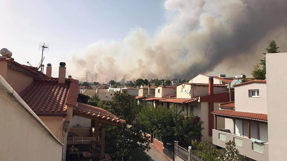 Φωτιά στη Βαρυμπόμπη: Χτυπούν οι καμπάνες στο Κρυονέρι - Φεύγουν οι κάτοικοι - Δείτε βίντεο