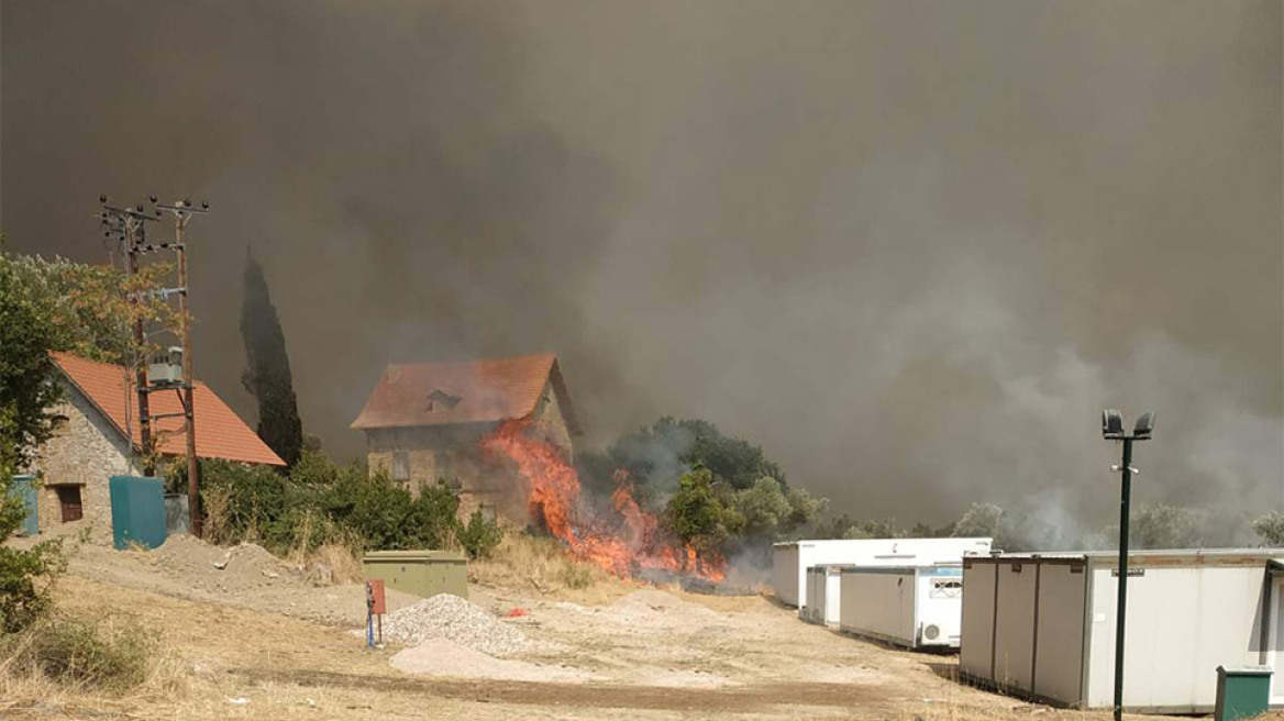 Τατόι: Στους βασιλικούς τάφους έφθασε η φωτιά, μάχη για σωθούν τα κοντέινερς με τα πολύτιμα αντικείμενα - Δείτε βίντεο και φωτογραφίες