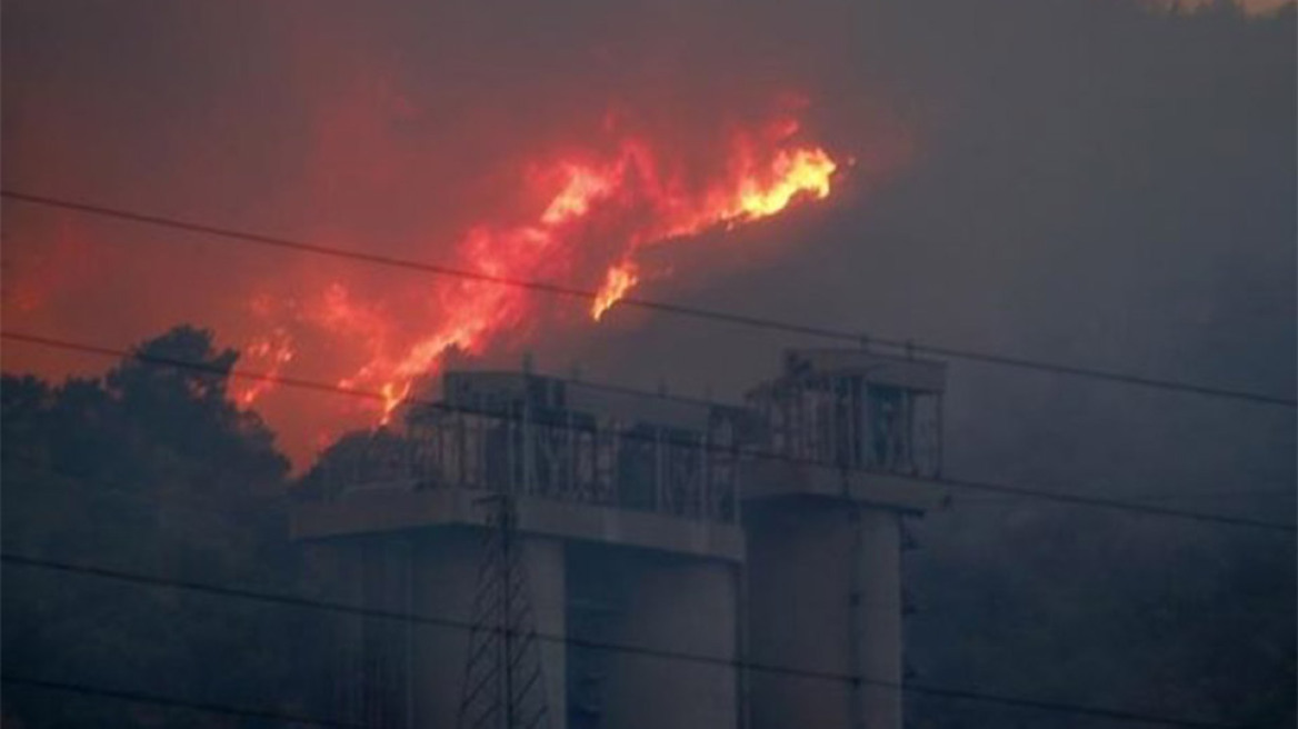 Φωτιά στην Τουρκία: Εκρήξεις σε σταθμό παραγωγής ηλεκτρικής ενέργειας που τυλίχτηκε στις φλόγες