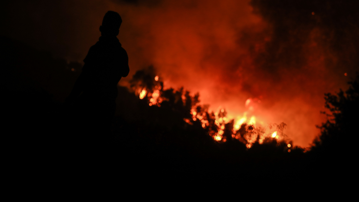 Φωτιά στην Εύβοια: Το λιμενικό λόγω καπνού δεν μπορούσε να προσεγγίσει τη στεριά στην Αγία Άννα - Κάτοικοι έφυγαν με καΐκια