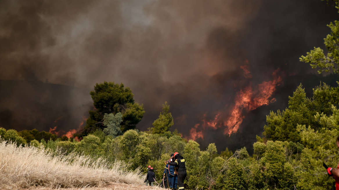 Φωτιά στη Βαρυμπόμπη: Σε πάρκινγκ της Εθνικής οδού διανυκτέρευσαν κάτοικοι της βορειοανατολικής Αττικής