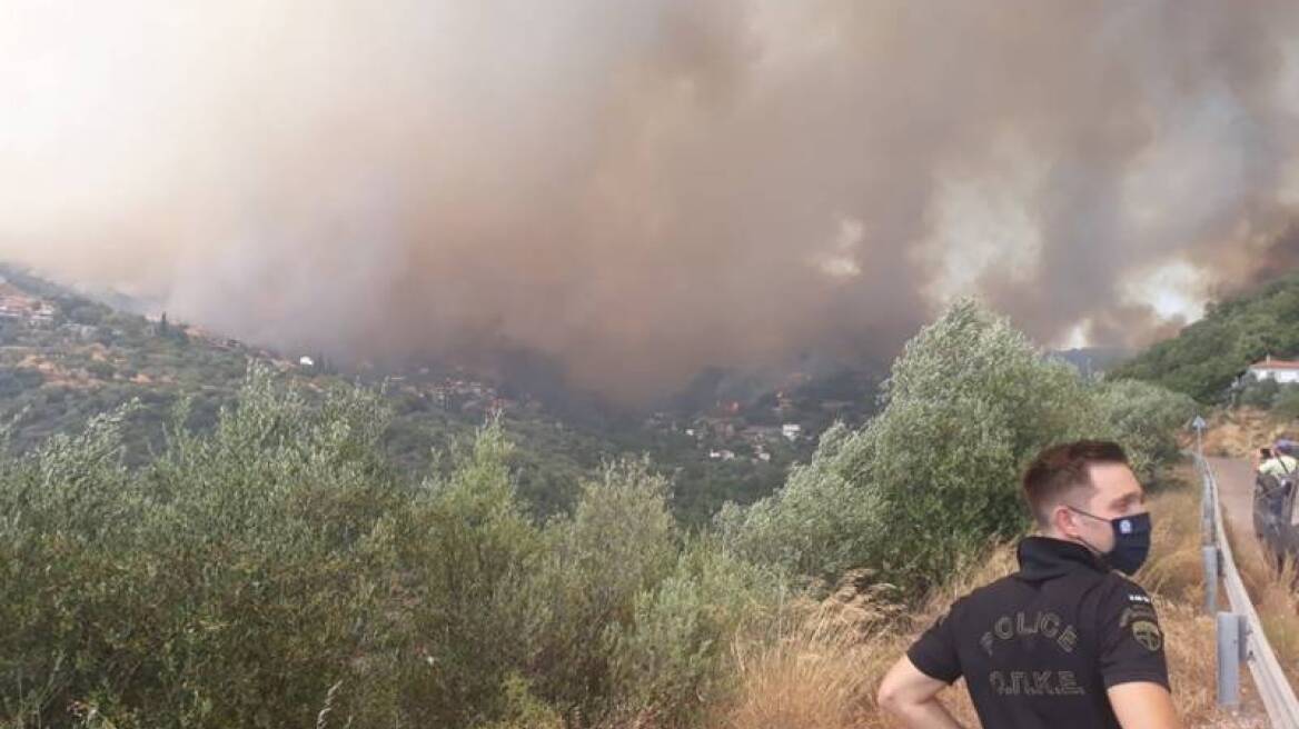 Διπλό μέτωπο φωτιάς στη Μεσσηνία: Πέρασε στην  Αρκαδία - Διακοπή κυκλοφορίας στον αυτοκινητόδρομο Κορίνθου - Τρίπολης - Καλαμάτας