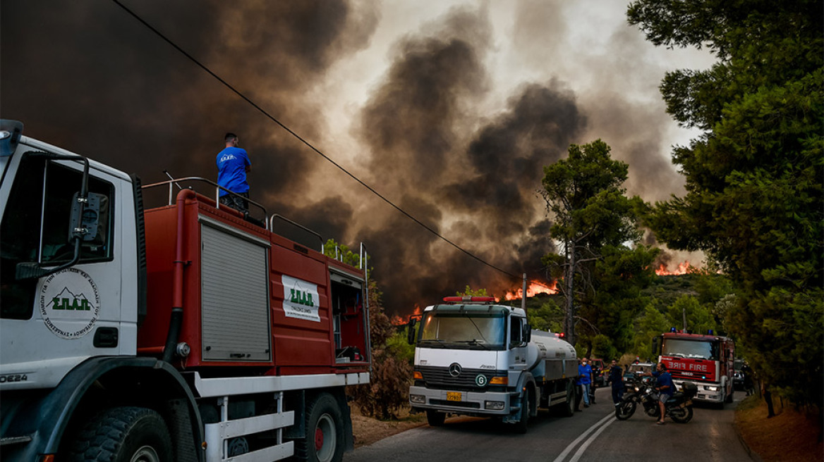 Φωτιά στην Αττική: Σε πύρινο κλοιό Θρακομακεδόνες, Πάρνηθα