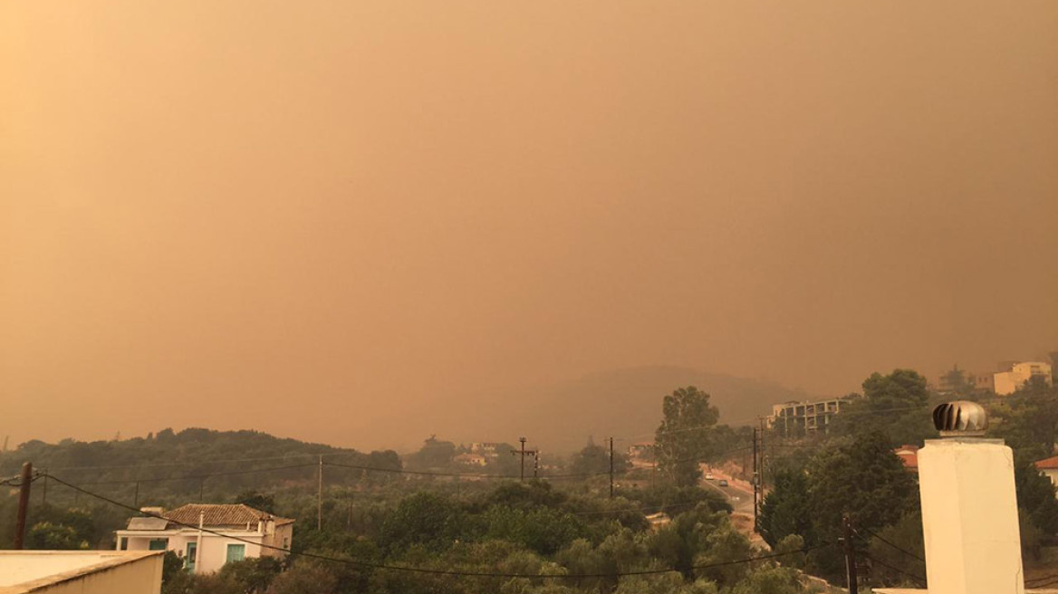 Συγκλονιστικό βίντεο: Πυροσβέστες περνούν ανάμεσα στις φλόγες στο Γύθειο