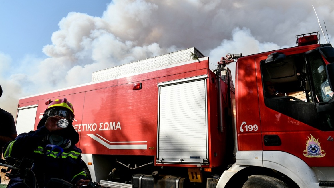 Άνω Λιόσια: Ξέσπασε φωτιά πάνω από το νεκροταφείο