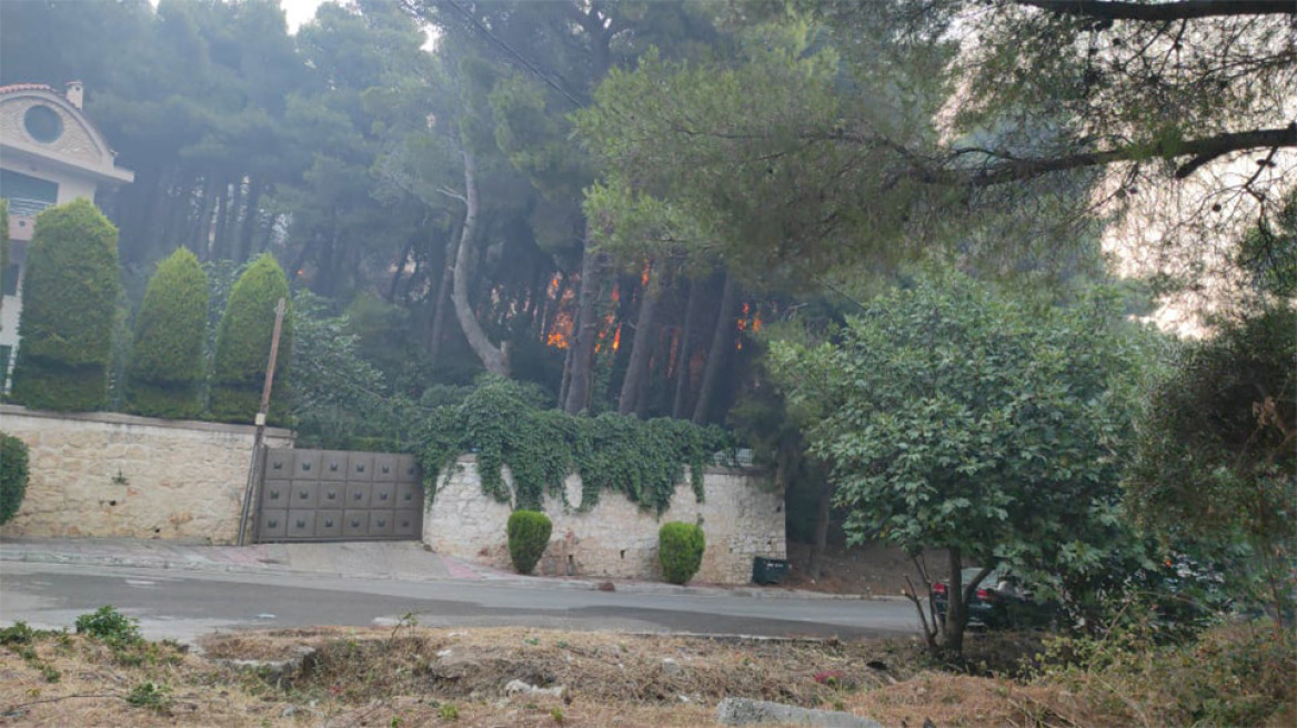 Φωτιά στην Αττική: Ανεξέλεγκτη για πέμπτη μέρα - Ενεργά μέτωπα σε Βαρυμπόμπη, Θρακομακεδόνες και Μαλακάσα