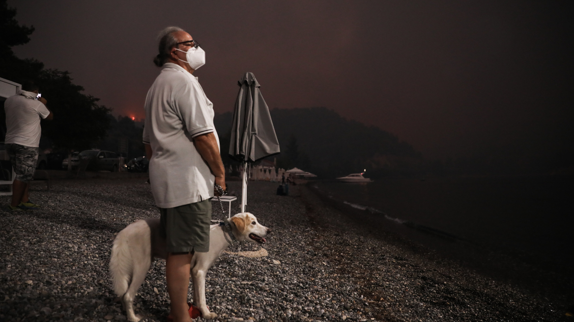 Πυρκαγιές – Ανατολική Μάνη: Το Λιμενικό έσωσε 18 άτομα που είχαν εγκλωβιστεί σε παραλίες