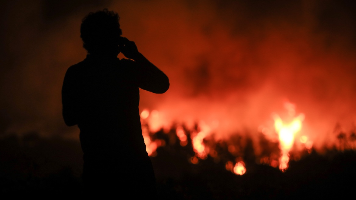 Φωτιά στην Εύβοια: Άγγιξαν τη θάλασσα στο βόρειο άκρο του νησιού οι φλόγες