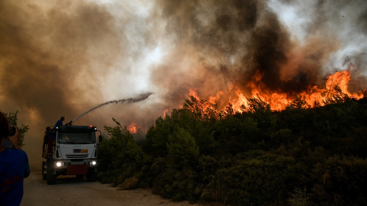 Αρκαδία: Μαίνεται η φωτιά στη Γορτυνία - Απείλησε τους οικισμούς Λιβαδάκι και Τουμπίτσι