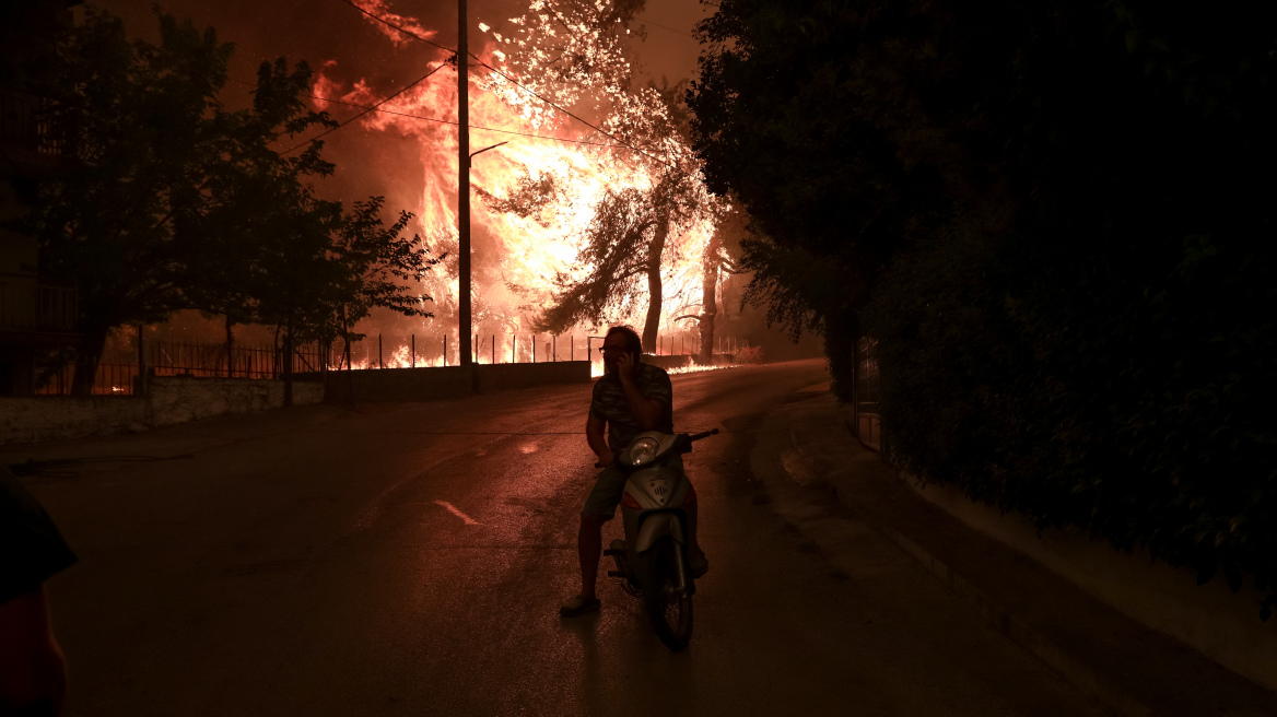 Φωτιά στην Εύβοια: Στο χωριό Γερακιού μεταφέρθηκε η μάχη για να μην φτάσουν οι φλόγες στην Ιστιαία