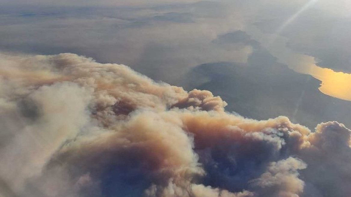 Εύβοια: Συγκλονιστική φωτογραφία - Ο καπνός από τη φωτιά όπως φαίνεται μέσα από αεροπλάνο!