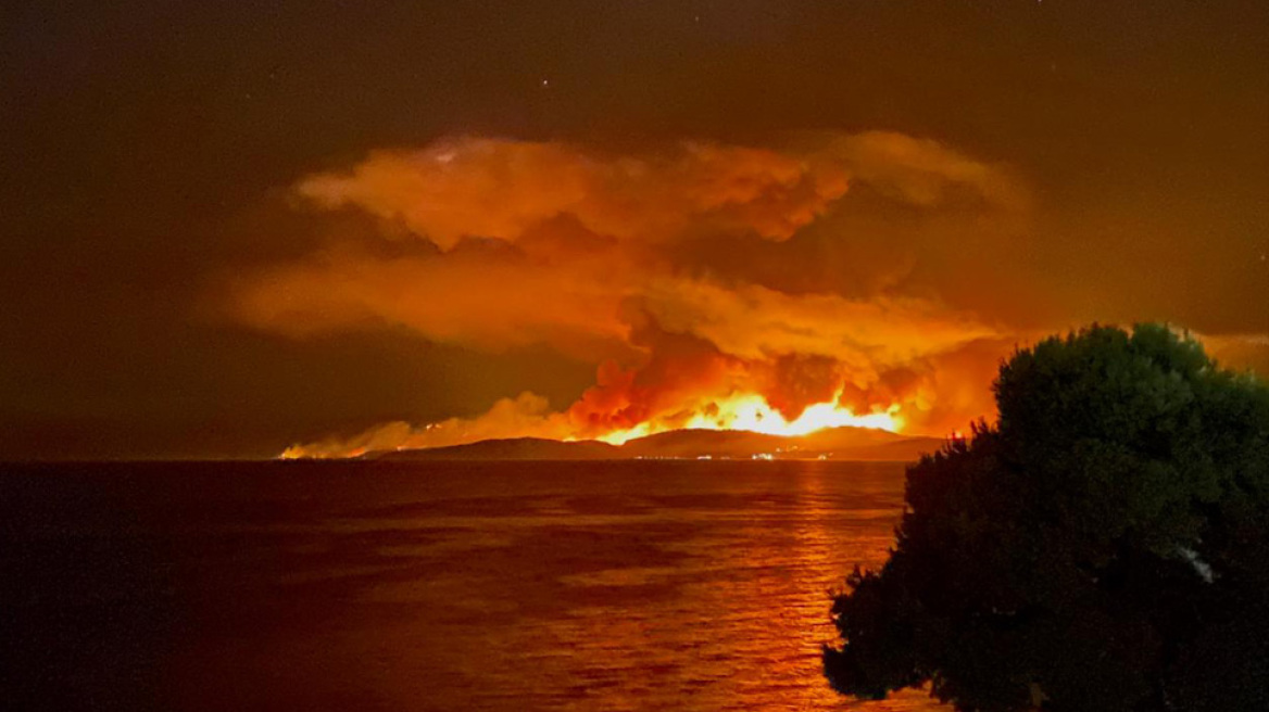 Βόρεια Εύβοια: Σφίγγει ο κλοιός γύρω από την Ιστιαία - Με κατεύθυνση το Πευκί κινείται η φωτιά 