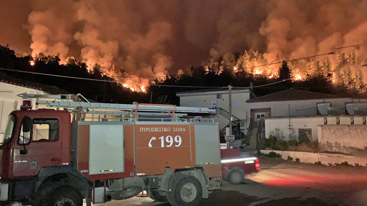 Φωτιά στην Εύβοια: Κυκλωμένο από τις φλόγες το χωριό Ελληνικά