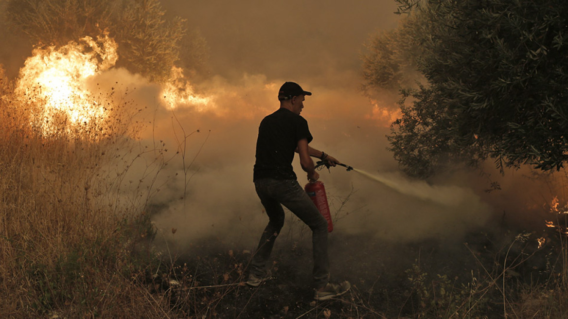 Φωτιά στην Εύβοια: Μάχη με επικίνδυνη  αναζωπύρωση μέσα στη Γαλατσώνα