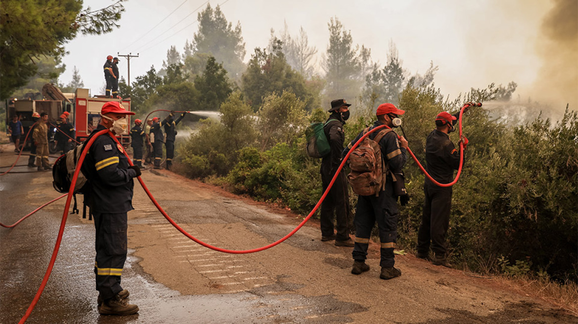 Φωτιά στην Εύβοια: Αναζωπύρωση στις Καματριάδες - Εκκενώθηκε η Αβγαριά - Δραματικές στιγμές στη Γαλατσώνα